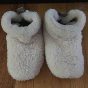 Uggs cream sheepskin bedroom booties